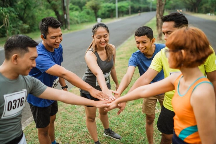 asian-runners-putting-their-hands-together